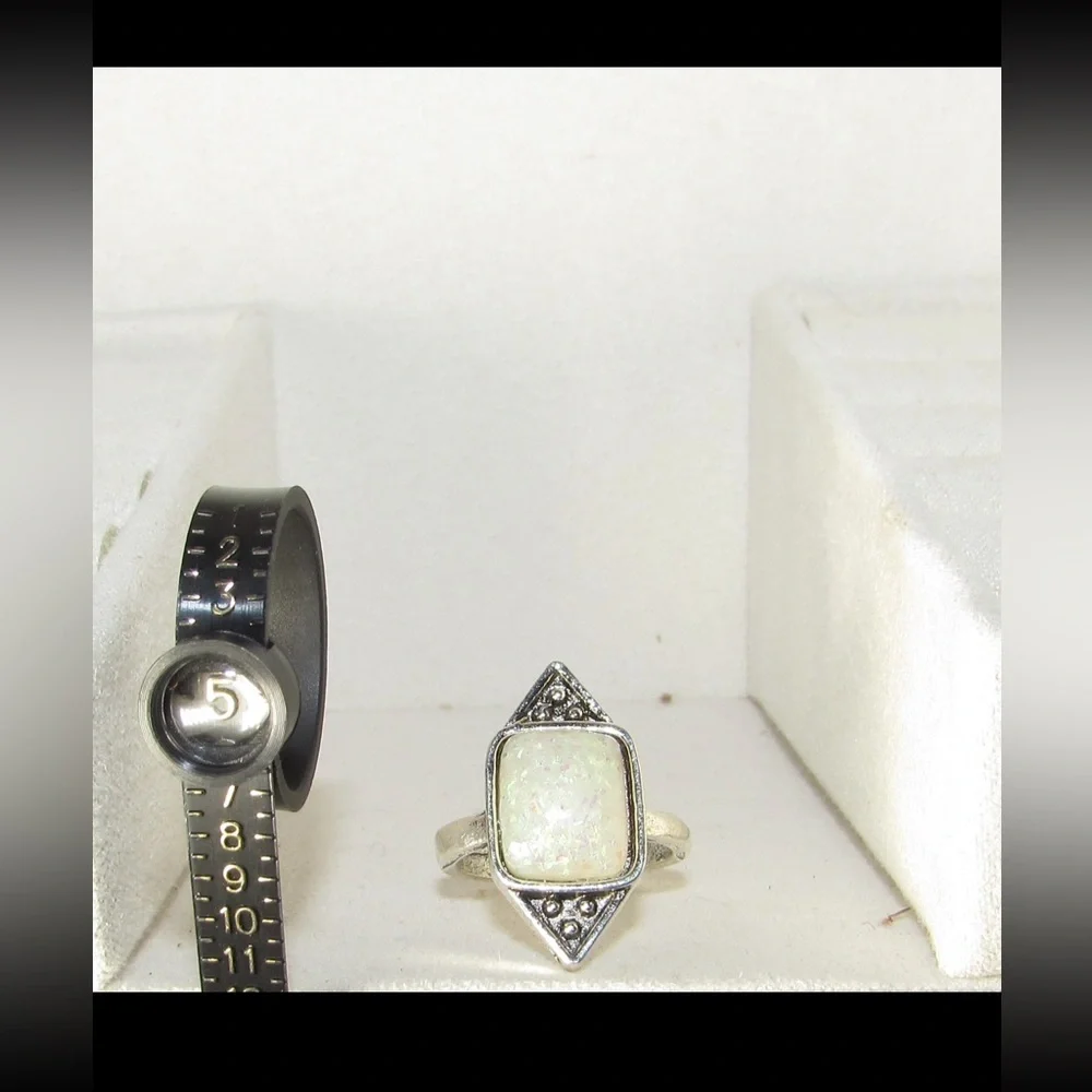 Elegant Silver and White Gemstone Ring - Picture 2 of 4